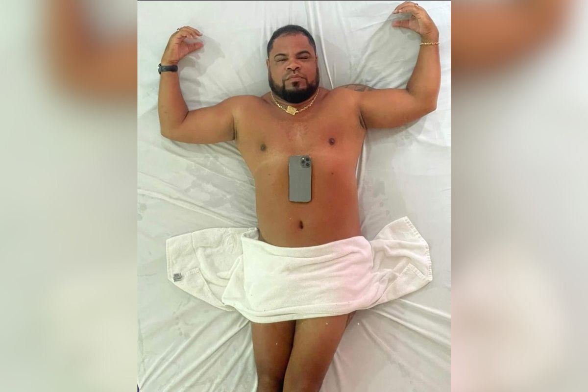 Imagem colorida mostra Latrell Brito, homem pardo sem camisa, suspeito de ligação com o PCC - Metrópoles