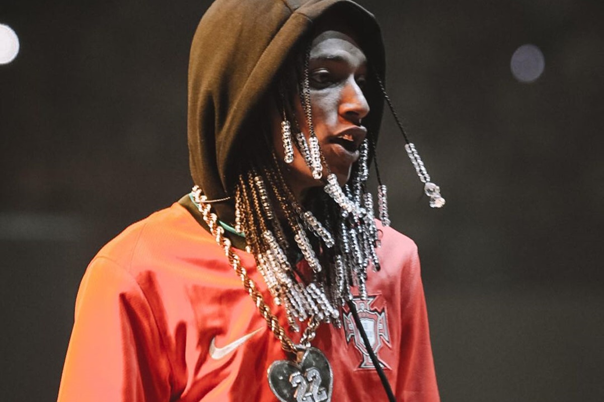 Oruam é clicado, de capuz, em uma de suas apresentações - Metrópoles