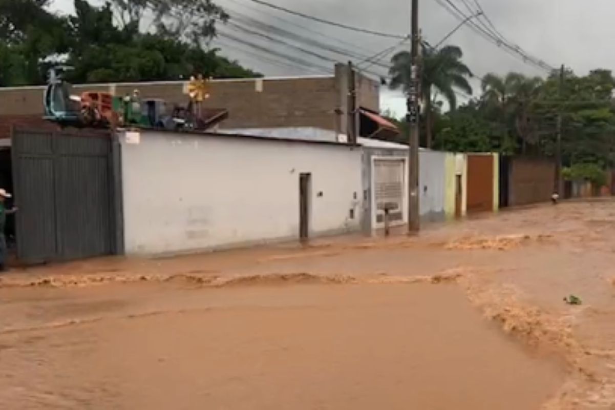 Imagens coloridas mostram rua totalmente alagada em Santa Bárbara D´Oeste, no interior de SP