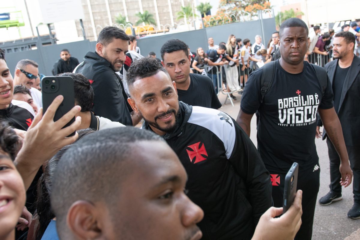 Torcedores recepcionam equipe do Vasco na chegada em Brasília para o jogo Vasco x Fluminense pelo Campeonato Carioca Metrópoles Sports 1