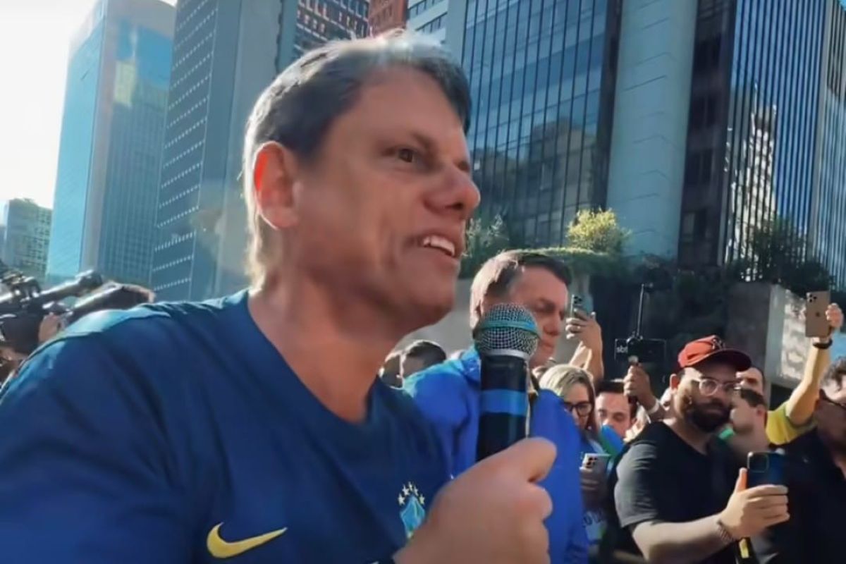 Foto colorida do governador Tarcísio de Freitas discursando em manifestação na Avenida Paulista - Metrópoles