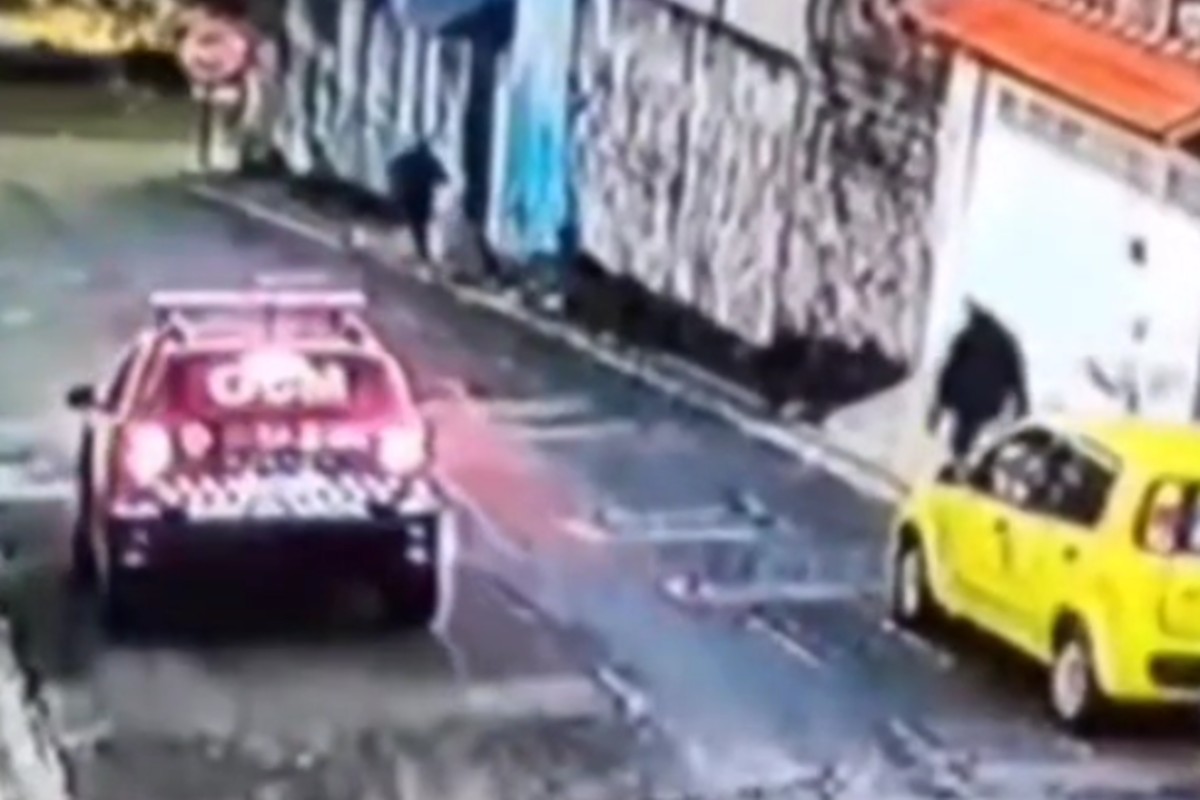 Captura de tela de câmera de segurança que flagrou GCMs matando adolescente de 17 anos. - Metrópoles