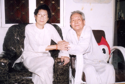 Ông Hà Quang Định (phải, cha của danh ca Ái Vân) đến thăm nghệ sĩ Phùng Há.