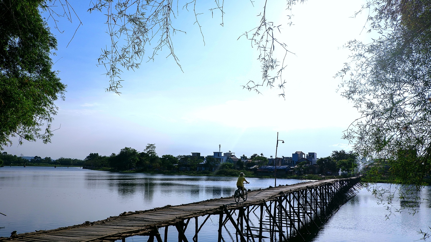 Chiếc cầu tre qua sông Trà Bồng ở làng Đông Yên. Ảnh: Phạm Linh.