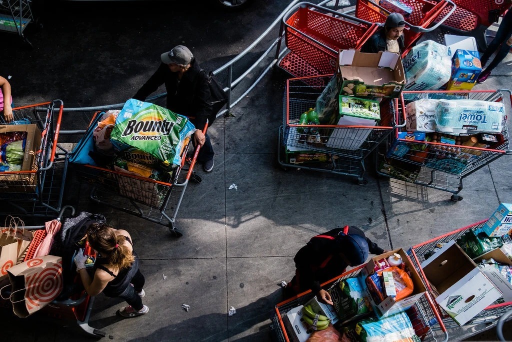 Xe đẩy hàng nhu yếu phẩm của khách đến mua tại East River Plaza ở Manhattan, New York ngày 20/3. Ảnh: NYT
