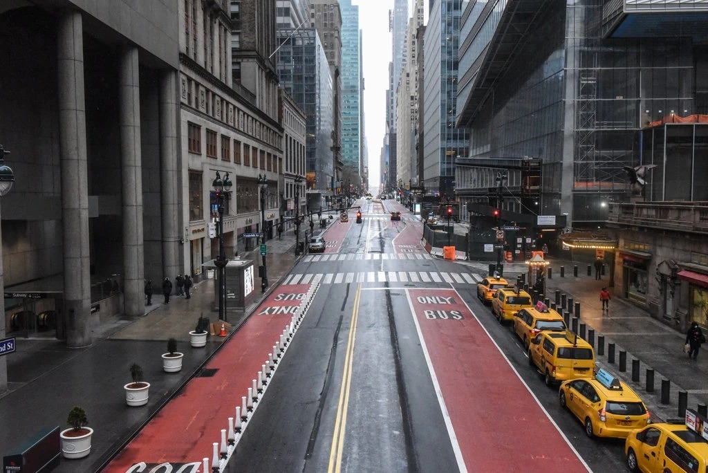 Đường phố New York vắng lặng với taxi dỗ hàng dài chờ khách. Ảnh: NYT