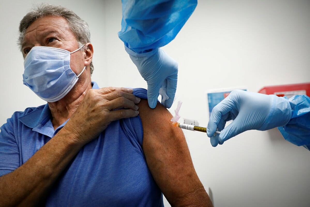 Một tình nguyện viên được tiêm thử vacine Covid-19 tại Hollywood, Mỹ, tháng 4/2020. Ảnh: NY Times