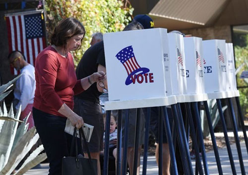 Cử tri Mỹ đi bỏ phiếu trong cuộc bầu cử giữa kỳ Mỹ ngày 6/11. Ảnh: Reuters.