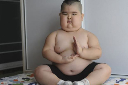 Cậu bé có biệt danh hòn đá nhỏ bị mắc bệnh rối loạn về thận. Ảnh: The Paper