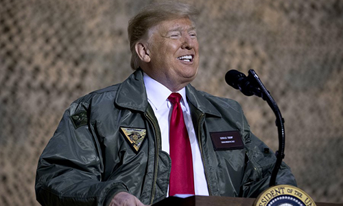 Tổng thống Mỹ Donald Trump pht biểu trước cc binh sĩ tại căn cứ khng qun al Asad, Iraq trong chuyến thăm chớp nhong ngy 26/12. Ảnh: AP.