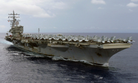 Tàu sân bay USS Ronald Reagan với dàn tiêm kích trên mặt boong. Ảnh: US Navy.