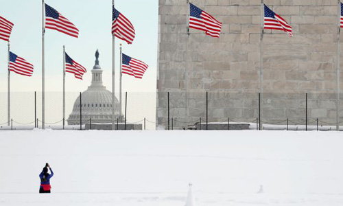 Một du khách đứng chụp ảnh cảnh quan trên Đồi Capitol, ở thủ đô Washington D.C., Mỹ. Ảnh: Reuters.