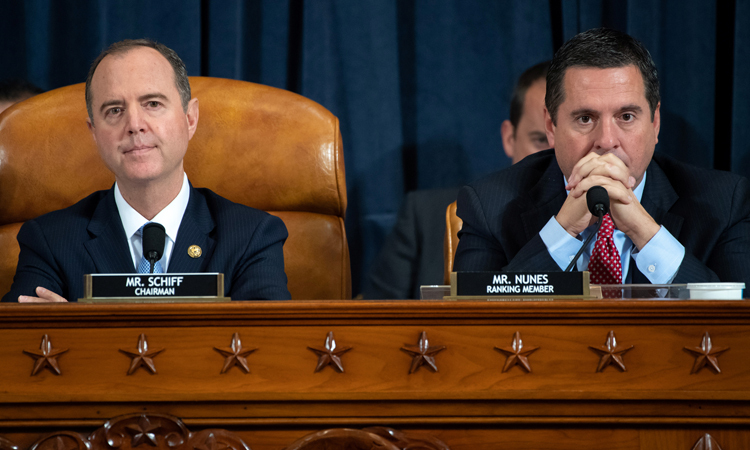 Chủ tịch Ủy ban Tình báo Hạ viện Mỹ Adam Schiff (trái) và hạ nghị sĩ Cộng hòa Devin Nunes trong phiên điều trần tại Tòa nhà Quốc hội Mỹ ở Washington hôm 13/11. Ảnh: Reuters.