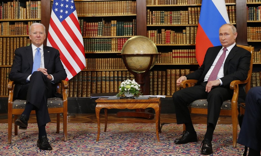 Tổng thống Mỹ Joe Biden (trái) và Tổng thống Nga Vladimir Putin tại hội nghị thượng đỉnh ở Geneva, Thụy Sĩ hôm 16/6. Ảnh: AFP.