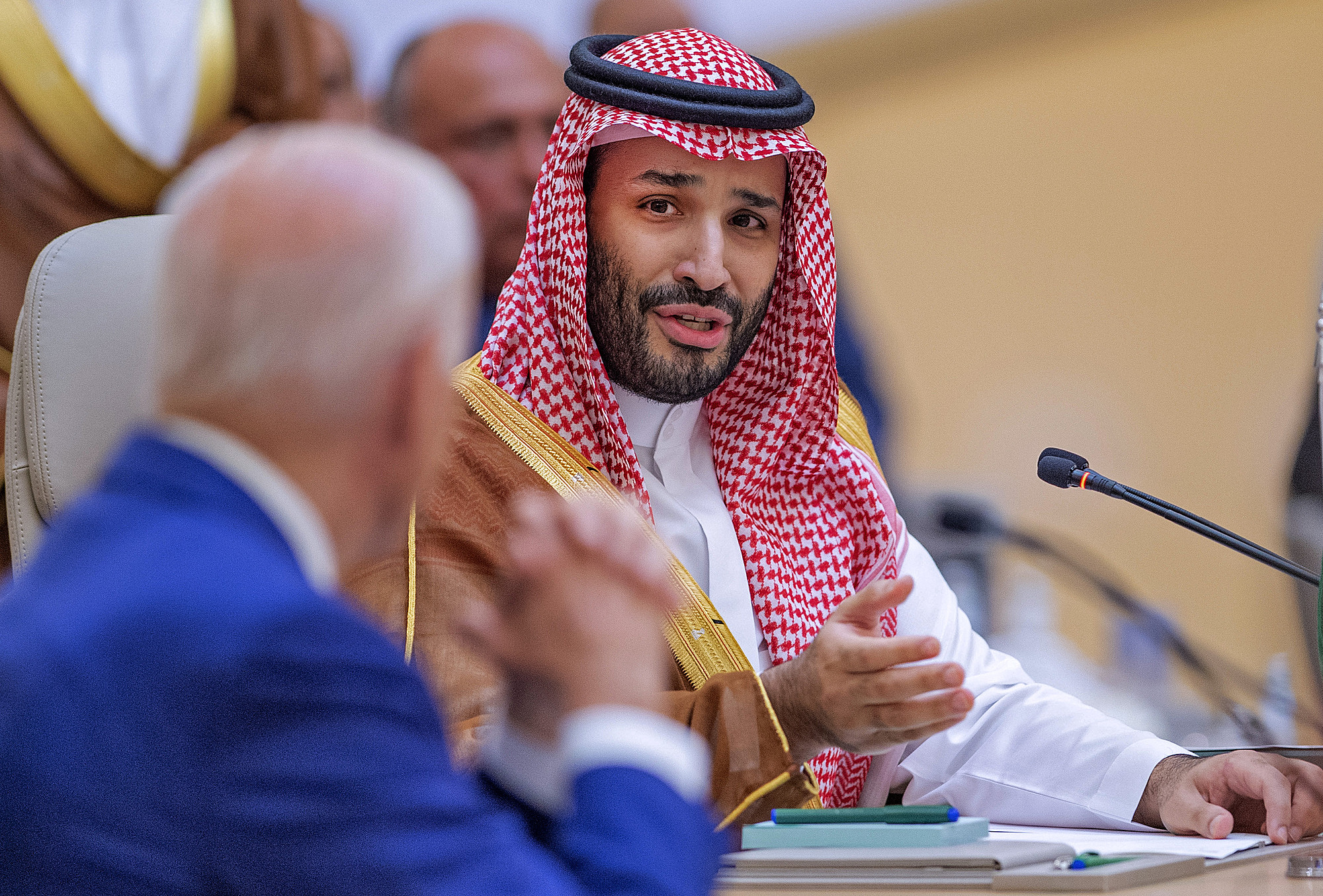 Thái tử Arab Saudi Mohammed bin Salman (phải) thảo luận với Tổng thống Mỹ Joe Biden tại hội nghị thượng đỉnh Mỹ - Arab Saudi tại Jeddah, ngày 16/7. Ảnh: AFP.