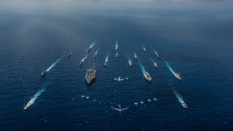 Hàng không mẫu hạm Mỹ USS Ronald Reagan và tàu khu trục Nhật JS Hyuga cùng 16 tàu chiến khác giàn đội hình trong cuộc tập trận Keen Sword 2018 trên vùng biển Philippines hồi tháng 11/2018. Ảnh: Kalia v. Peters/US Navy via Reuters