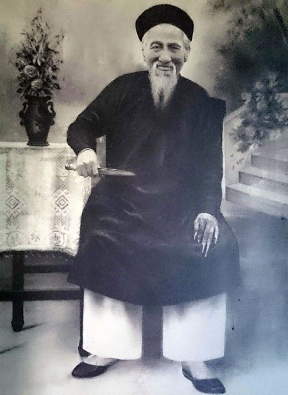 {title} Ly kỳ cây sộp 300 tuổi và ngôi miếu cổ ở Phan Thiết