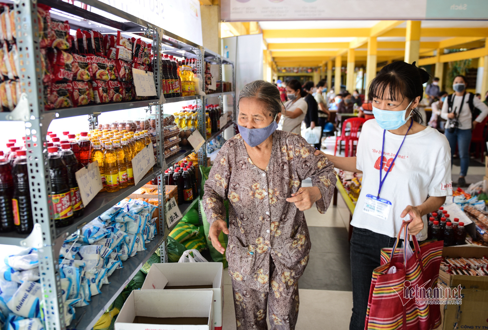 Người nghèo bật khóc ở siêu thị 0 đồng Sài Gòn