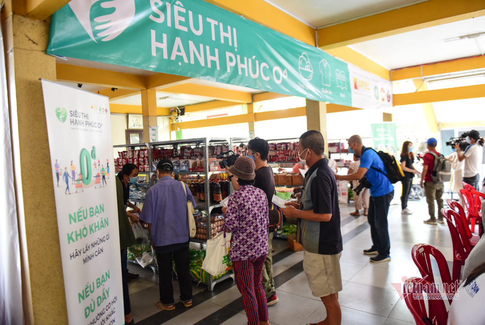 Người nghèo bật khóc ở siêu thị 0 đồng Sài Gòn