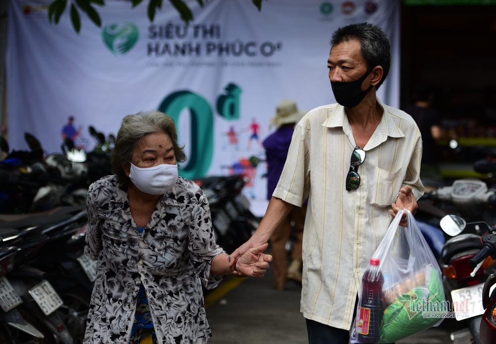 Người nghèo bật khóc ở siêu thị 0 đồng Sài Gòn