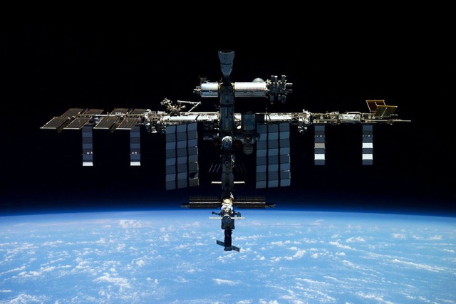 Nhóm du hành tư nhân đầu tiên rời ISS trở về Trái đất an toàn - Ảnh 1.