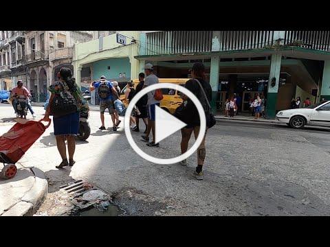 Hombre sufre ATAQUE en la calle y se muestra el DESINTERÉS de los choferes por prestar auxilio