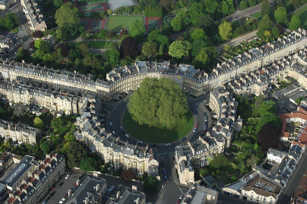 Bath the historic city in somerset. Бат Сомерсет Англия. Bath Англия бат город. Бат город в Англии Королевский полумесяц. Ройал Кресент город бат.