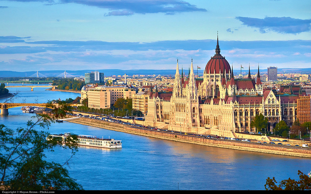 Dòng sông Danube xanh thơ mộng