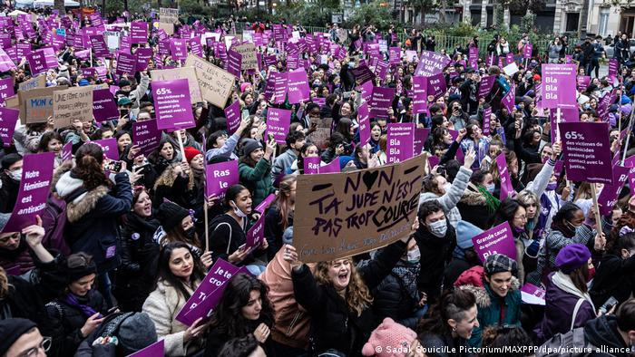 La France dit s'engager à agir contre le féminicide après le meurtre de trois nouvelles femmes - le fera-t-elle ?
