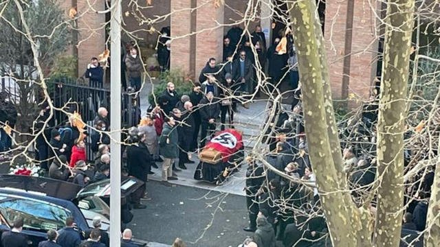 Une croix gammée déposée sur un cercueil lors d'un enterrement nazi met en émoi l'Italie