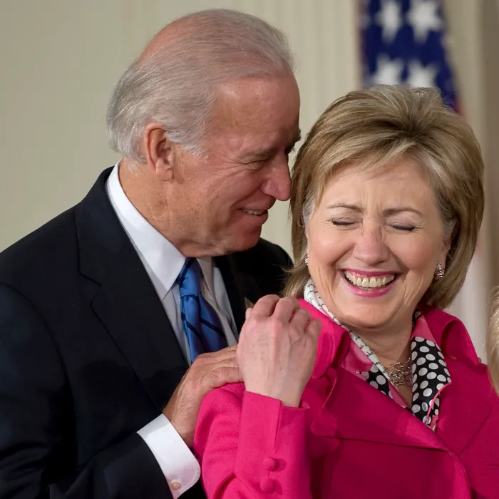 Hillary Clinton se lèche les babines tandis que Joe Biden s'effondre