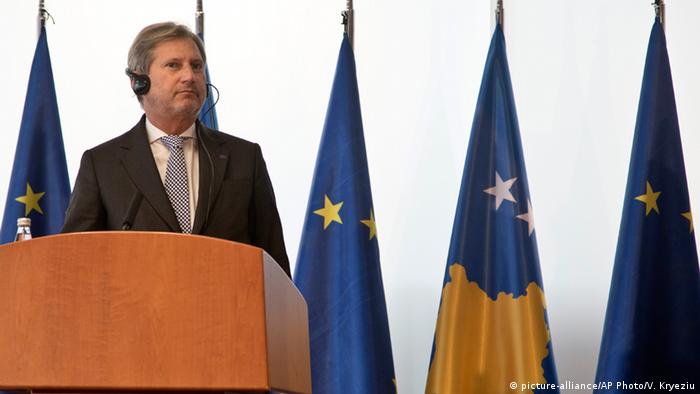EU Kommissar Johannes Hahn Kosovo (picture-alliance/AP Photo/V. Kryeziu)