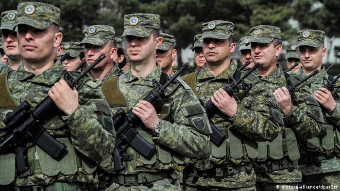 Kosovo Sicherheitskräfte des Kosovo in Prsitina (picture-alliance/dpa/Str)