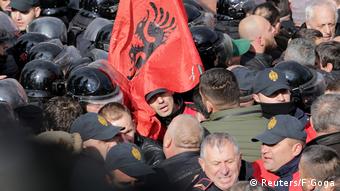 Albanien, Unterstützer der Oppositionspartei konfrontieren die Polizei bei einem Protest gegen die Wahl des neuen Staatsanwalts vor dem Parlament in Tirana (Reuters/F.Goga)