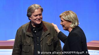 Në mars Steve Bannon u takua me populisten e djathtë franceze, Marine Le Pen në konferencën e partisë së saj Rassemblement National Parteitag Front National in Lille Steve Bannon (picture alliance/MAXPPP/dpa/P. Pauchet)