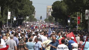 Albanien: Massenproteste in Tirana (picture-alliance/H. Pustina)