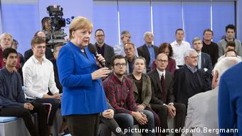 Kanzlerin Merkel spricht mit Bürgern in Trier (picture-alliance/dpa/G.Bergmann)