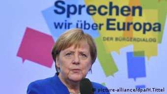 Kanzlerin Merkel spricht mit Bürgern in Trier (picture-alliance/dpa/H.Tittel)