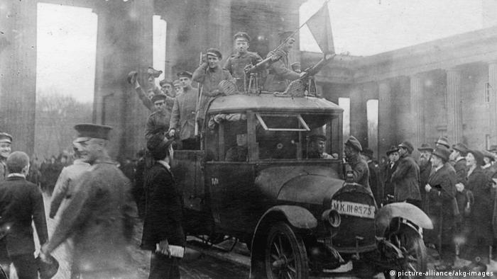 Deutschland Novemberrevolution 1918 Soldaten mit Roter Fahne (picture-alliance/akg-images)