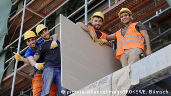 Türkei Istanbul Bauarbeiter auf einem Gerüst (picture-alliance/imageBROKER/E. Bömsch)