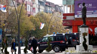 Kosovo Serbien l Alltag in Mitrovica - Fußgängerzone mit KFOR-Polizei (DW/J. Djukic-Pejic)