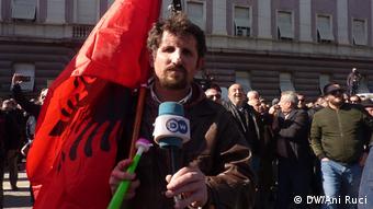 Albanien Bürger bei Protesten wegen Arbeitslosigkeit (DW/Ani Ruci)