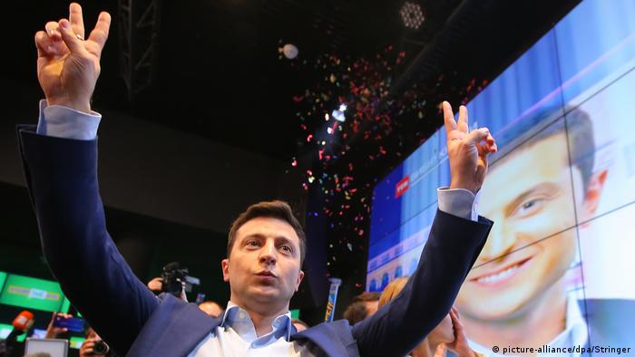 Volodimir Zeleski, bucuros de câştigarea elegerilor (picture-alliance/dpa/Stringer)