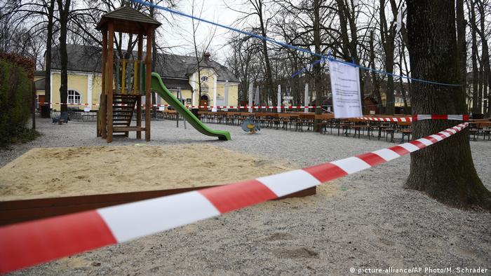 Deutschland München | Coronavirus | Spielplatz gesperrt (picture-alliance/AP Photo/M. Schrader)