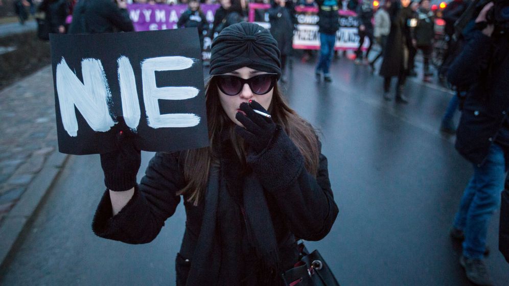 Foto: Una mujer polaca protesta contra las leyes contra el aborto del gobierno. (Reuters)