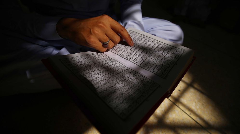 Foto: Un creyente musulmán leyendo versos del Corán durante el Ramadán. (EFE)