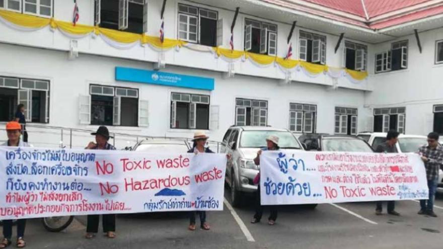 Residentes de Tha Than (Tailandia) protestando frente a las oficinas del gobierno en diciembre de 2018 contra los "residuos tóxicos".