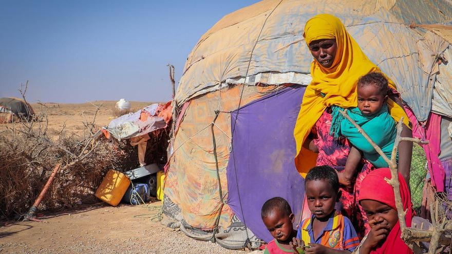 Roda. Fue obligada a dejar su hogar con sus hijos en busca de comida y agua durante la sequía en Somaliland (Somalia).