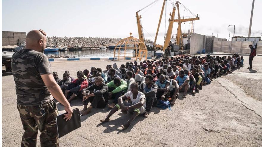Un guardacostas libio cuenta el nmero de migrantes que acaba de ser interceptado en el mar en su camino a Italia. Junio de 2016. 