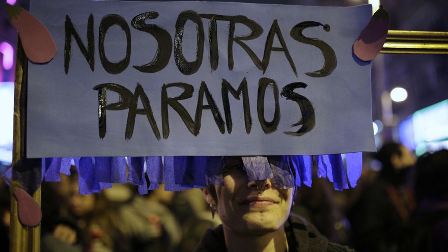 "Nosotras paramos", uno de los lemas de esta jornada de huelga y manifestación del 8M / Olmo Calvo